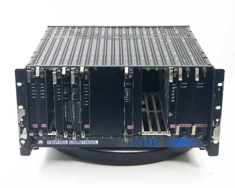 هاب شبکه سازمانی US Robotics Total Control راهحلی ایدهآل برای شبکههای حرفهای!